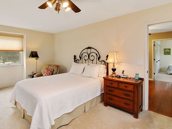 5th image of 103 Edgebrook Dr Unit 2