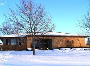 1310 Greenview Dr, Grand Blanc, MI