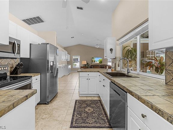 4th image of 619 SE 30th St