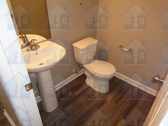 3rd image of 807 Prescot Cir