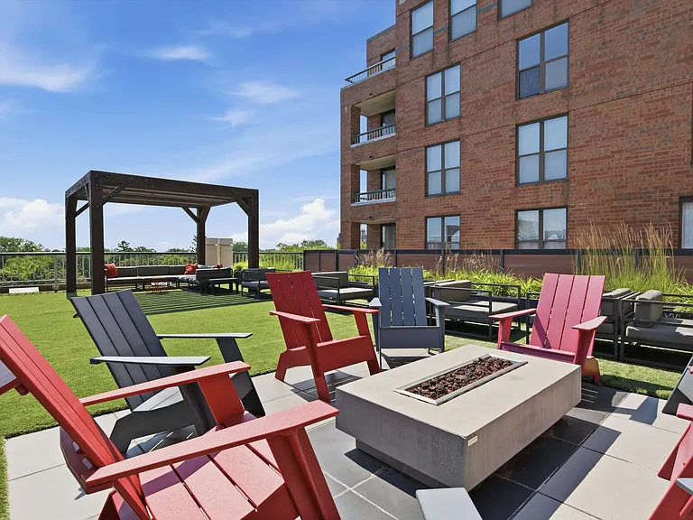 Evanston Place — Photo 9