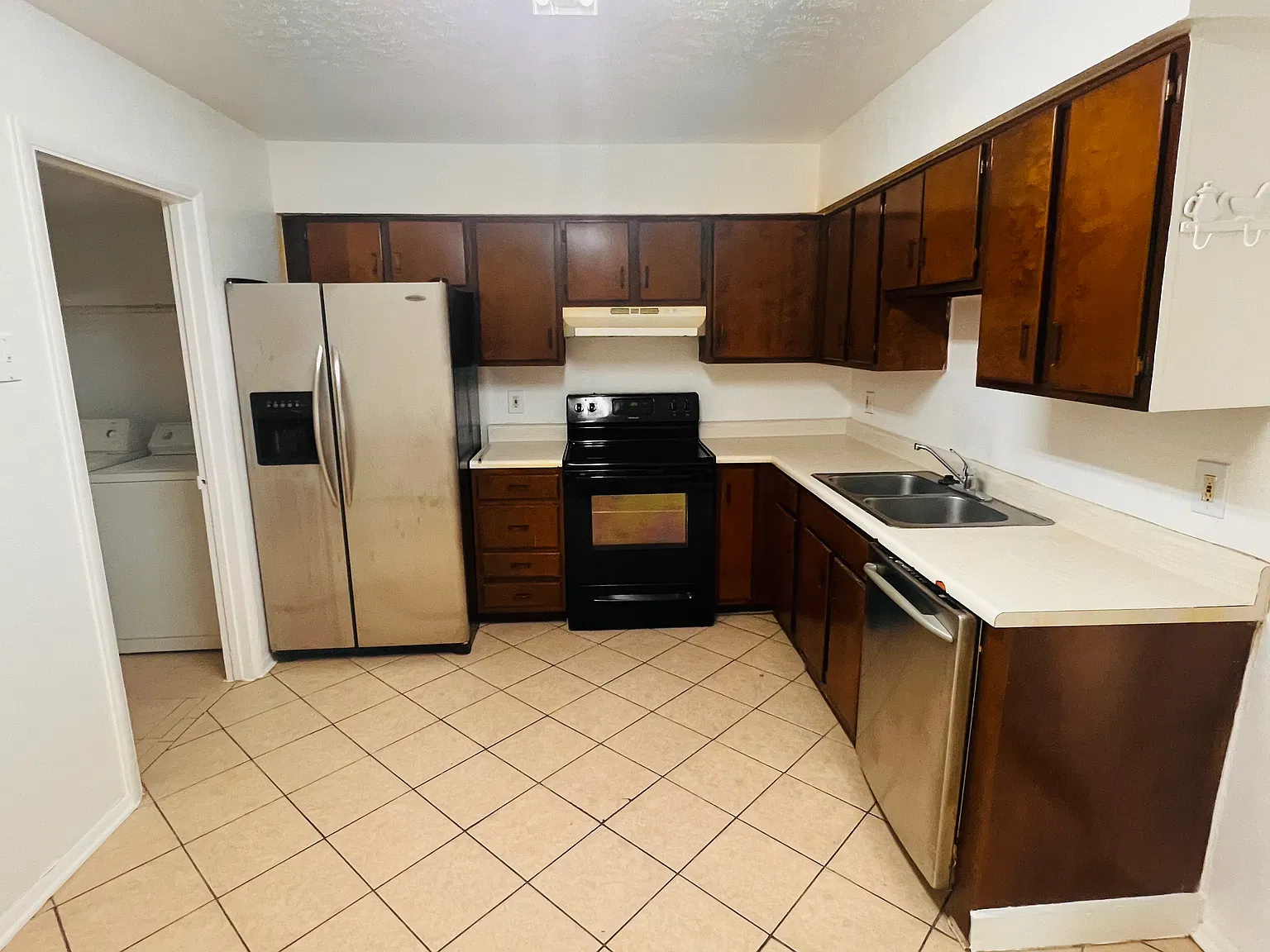 2 bed, 1.5 bath, 970 sqft, $1,450 — Photo 2