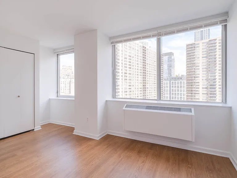 180 Riverside Blvd #510 — Photo 26