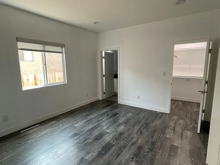 626 W 76th St — Photo 11