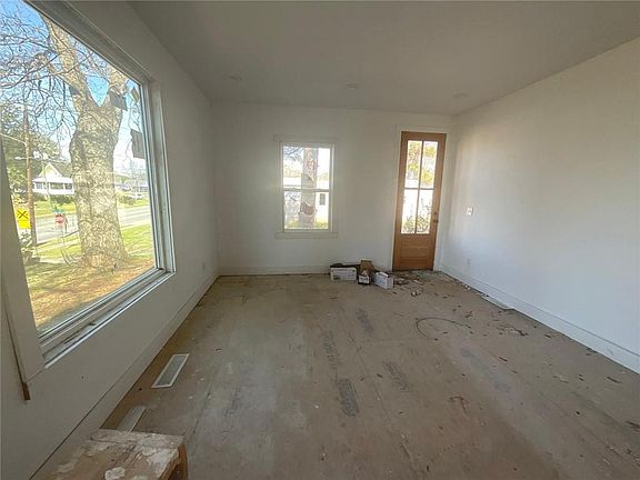 3rd image of 731 N Jefferson St NE