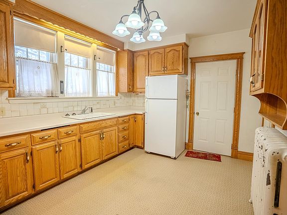 4th image of 114 7th St NE