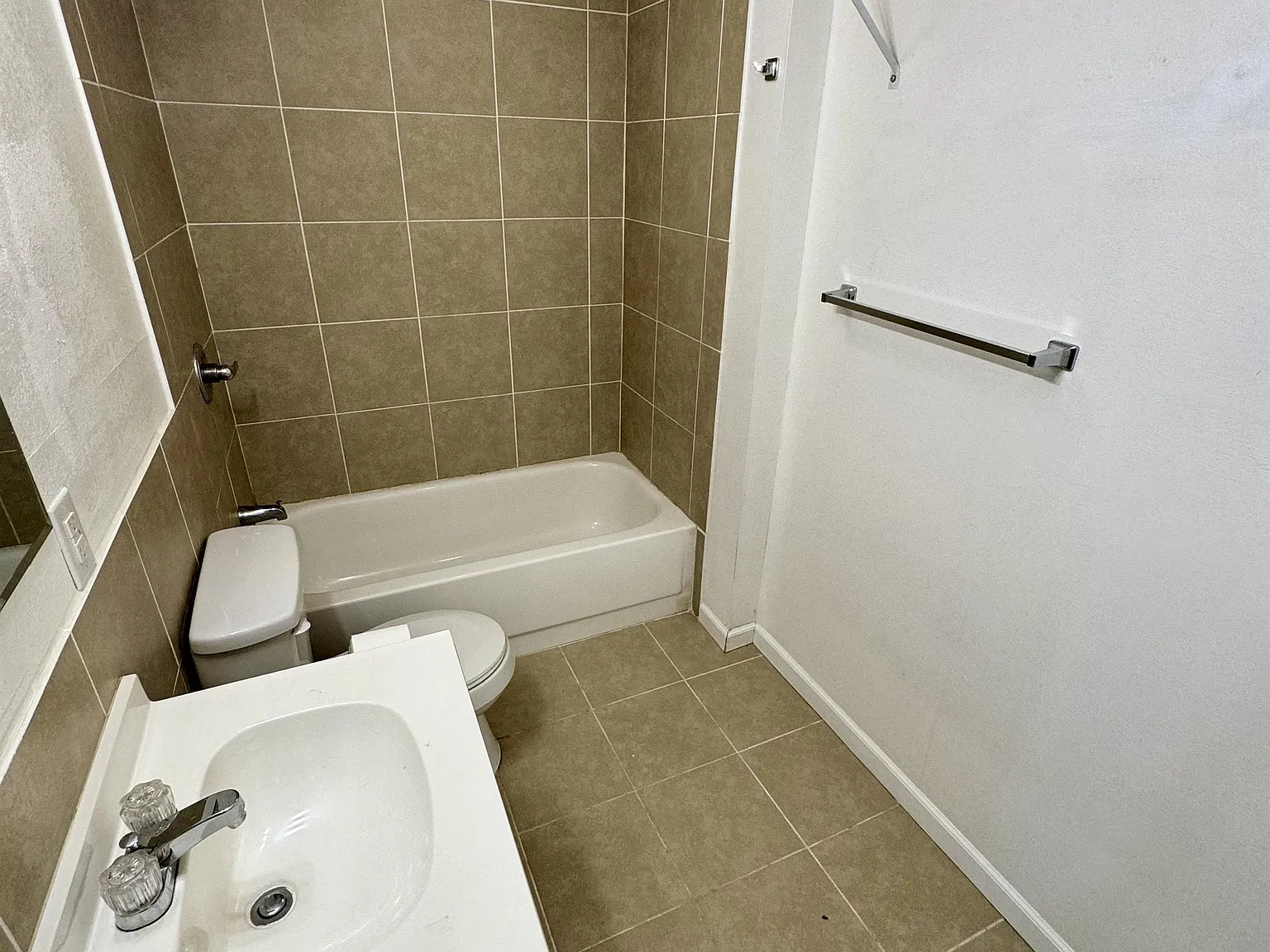 617 East 4th Street - 3 — Photo 4