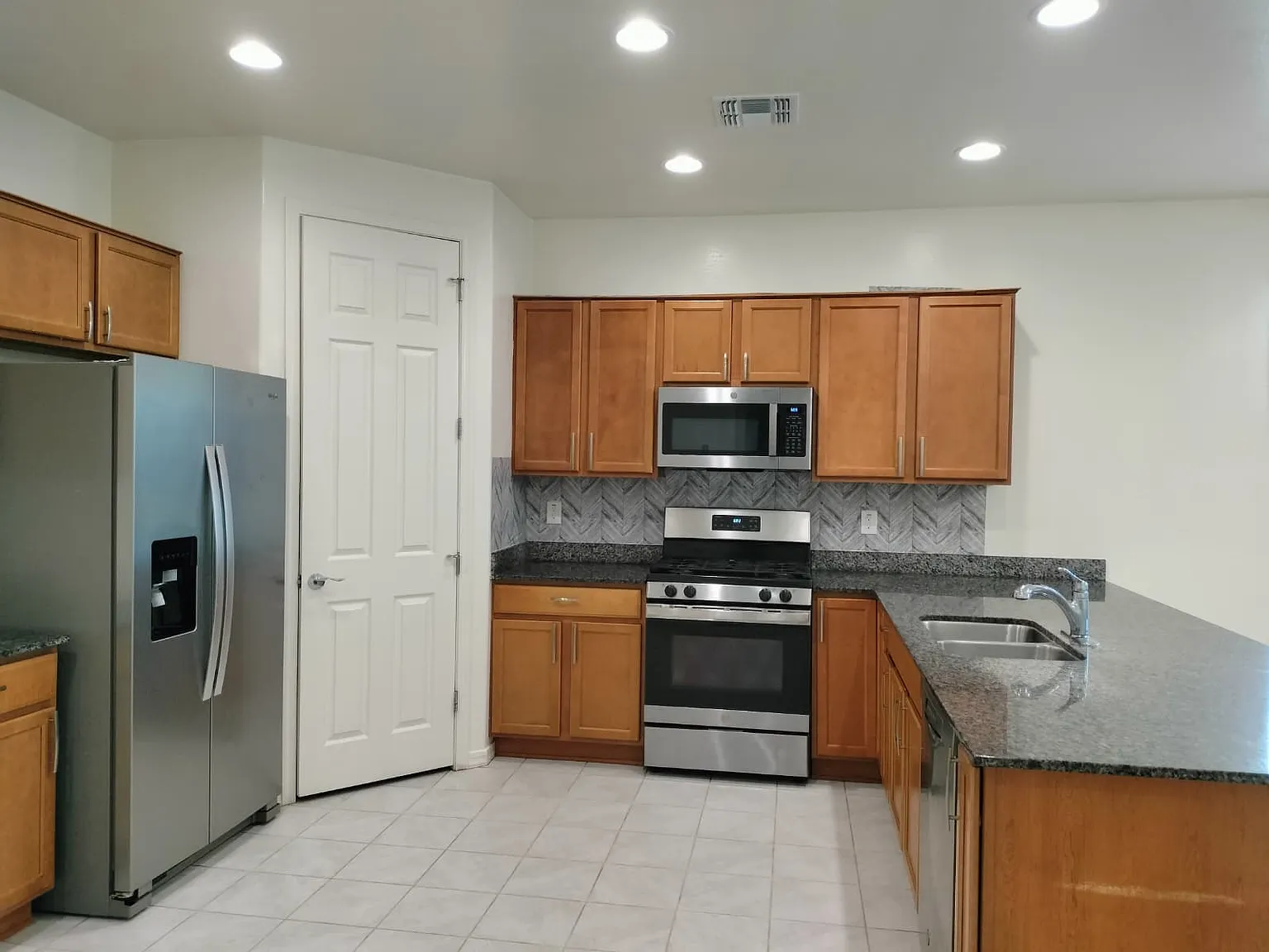 5 bed, 1960 sqft, $2,900 — Photo 2