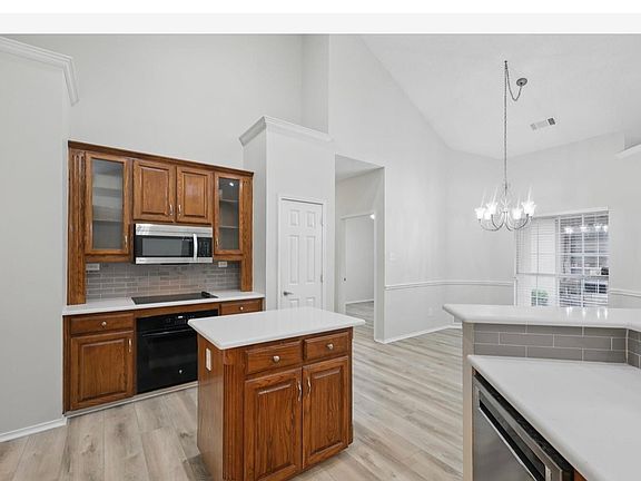 4th image of 8819 Holly St
