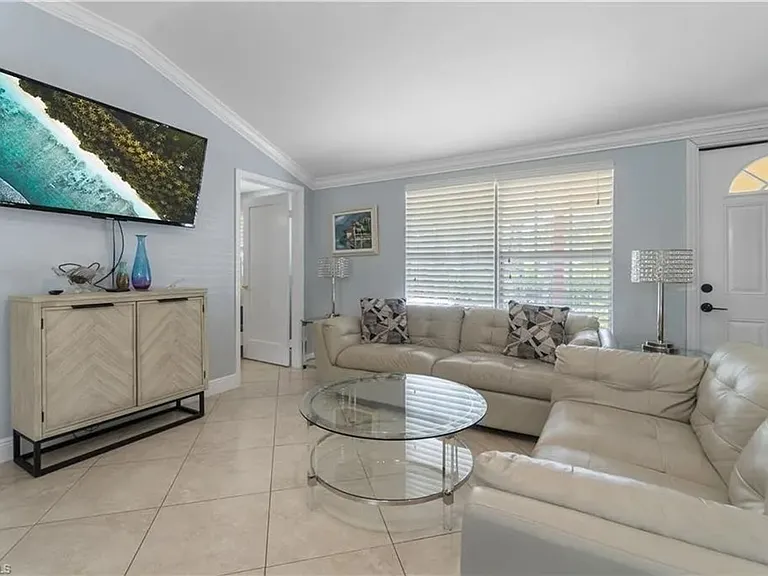 1320 Embassy Ln — Photo 2