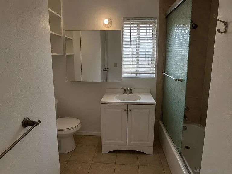 950 E Washington Ave — Photo 13