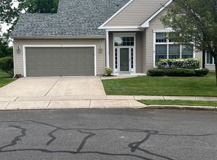 3 Hedge Row Ct, Columbus, NJ 08022