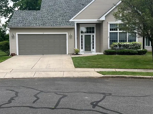 3 Hedge Row Ct, Columbus, NJ 08022
