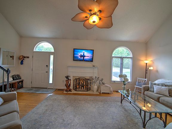 3rd image of 183 Idlewood Blvd