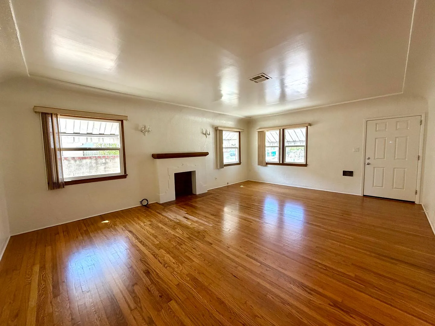 3 Bed, 1 Bath House in College Area! Water/Trash Included! — Photo 4