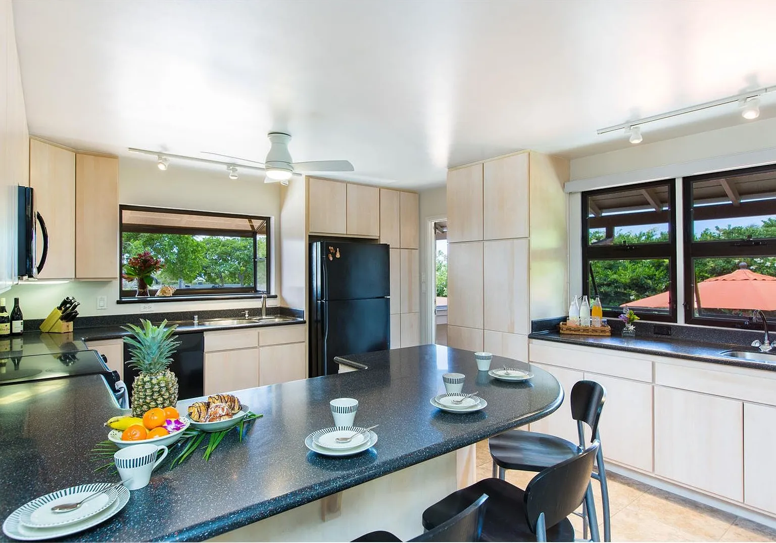 5bd/3ba Private Island Retreat Home w/ A/C & Ocean Views. Hale Poola — Photo 4