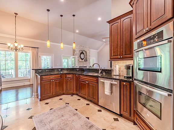 5th image of 830 Bowen Dr
