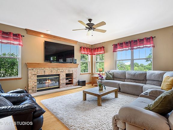 3rd image of 340 Parkstone Dr