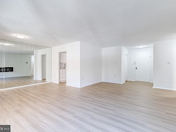 4th image of 4401 Roland Ave Unit 109
