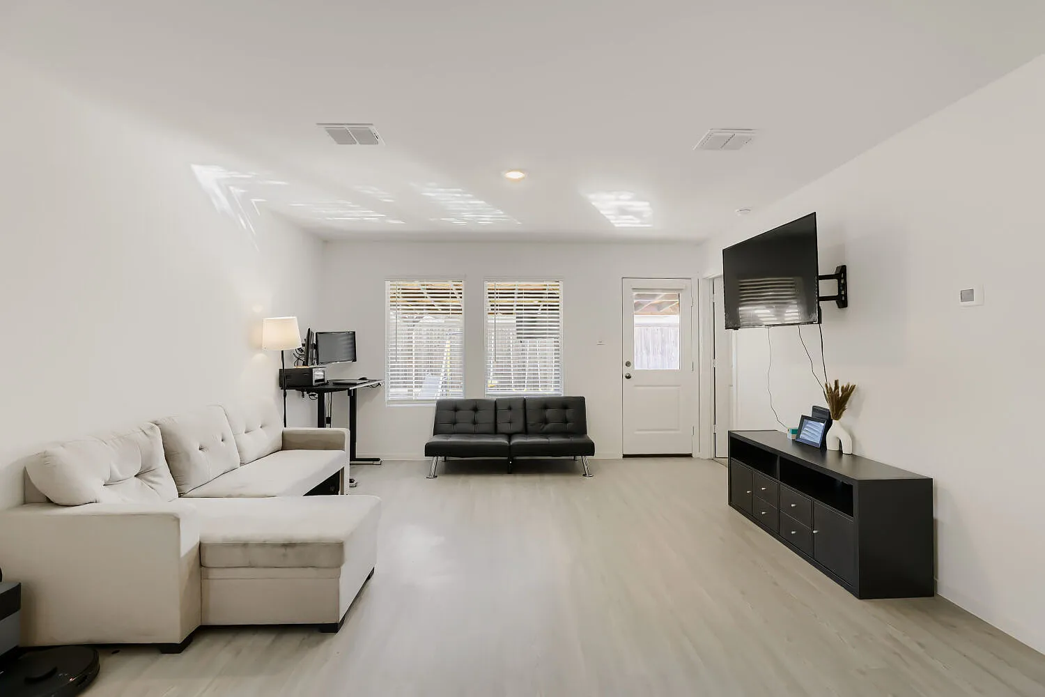 3 bed, 1410 sqft, $2,200 — Photo 3