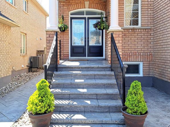 12 Arden Valley St, Richmond Hill, ON L4E 4J2