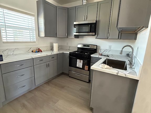 3rd image of 1529 W Saint Anne Pl