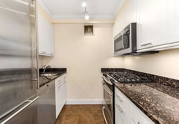 3rd image of 280 Rector Pl APT 9C