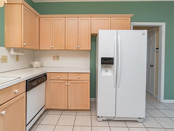 3rd image of 2064 Parkview Dr S