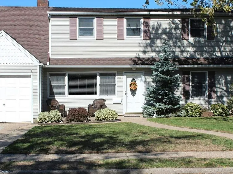 1061 Jefferson St — Photo 4