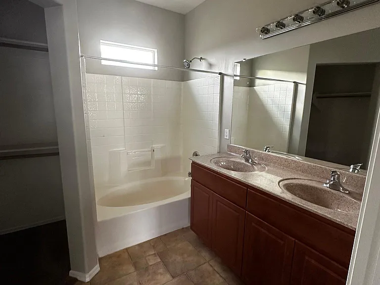 2450 W Glenrosa Ave — Photo 13