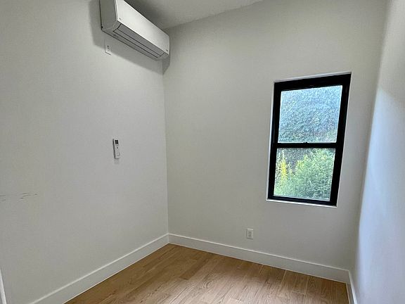 3rd image of 6 Saint Nicholas Ave APT 1R