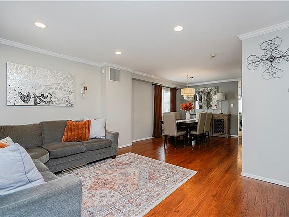 3rd image of 1083 Sheldon Ave