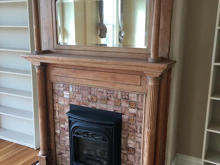 Gas insert fireplace with thermostat that can be set to a sp