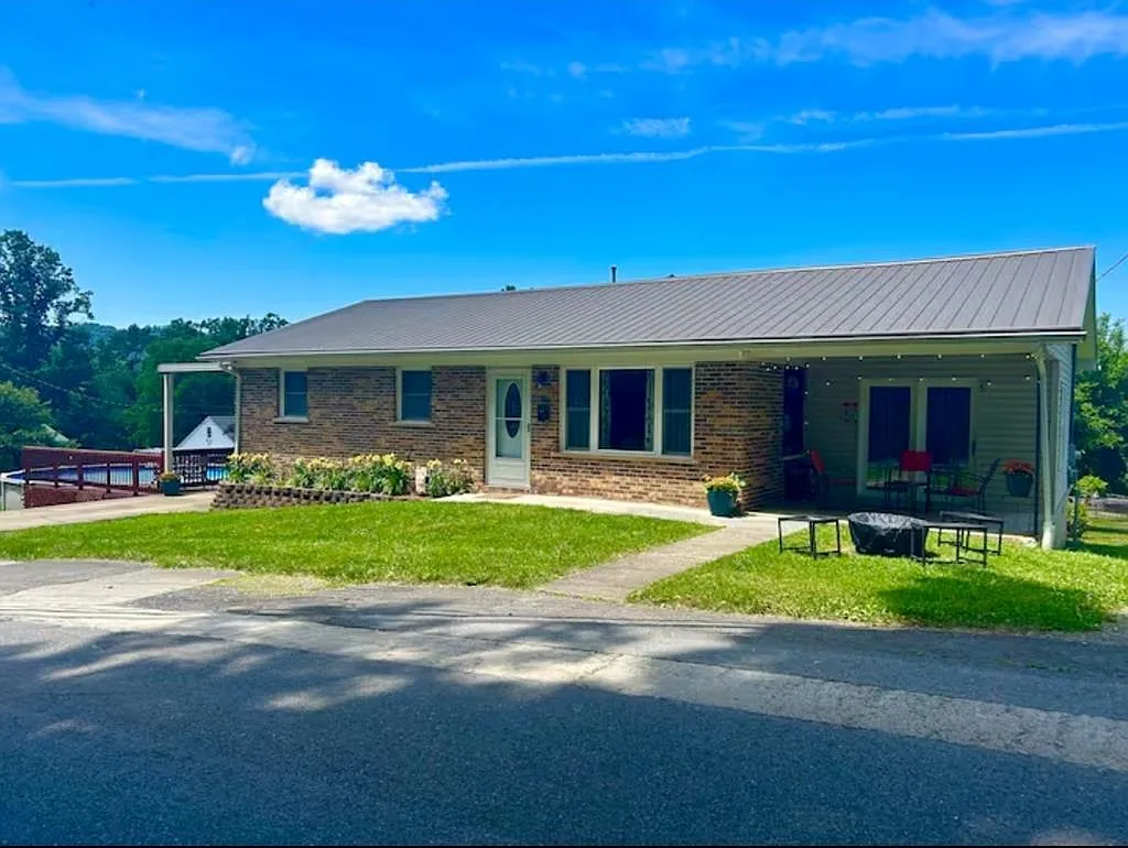 130 Old Court St photo 1