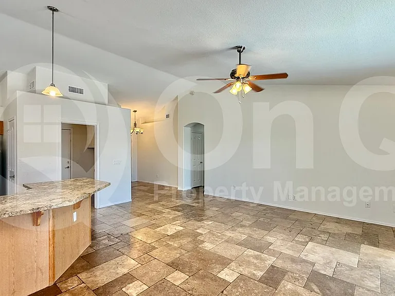 611 W Liberty Ln — Photo 5