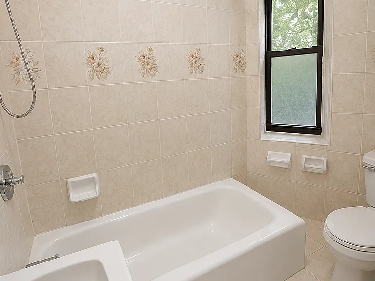 160 Orchard St #2R — Photo 4