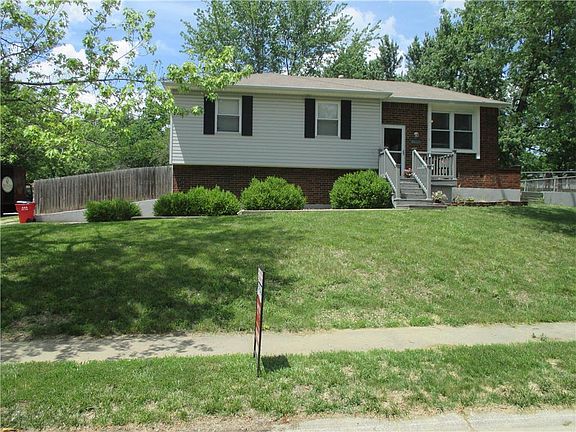 3rd image of 2615 NW Castle Dr