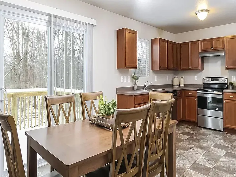 1040 Broken Ridge Dr — Photo 2