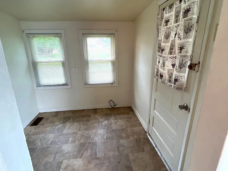 411 Florence St — Photo 9