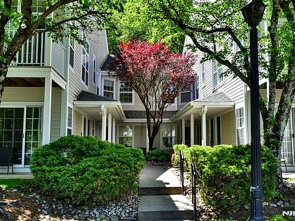 3rd image of 1069 Cambridge Ct