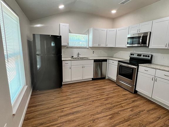 4th image of 616 NE 6th Ave