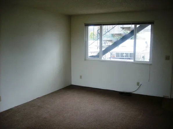 101 N 10th St APT 17, Creswell, OR 97426