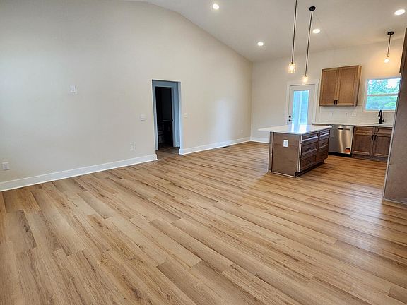 4th image of 435 Tremont Dr