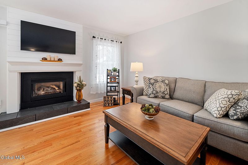 5th image of 1502 Huntington Court