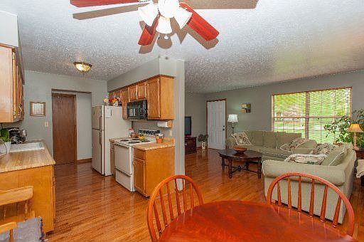 3rd image of 804 Lake Glen Ln