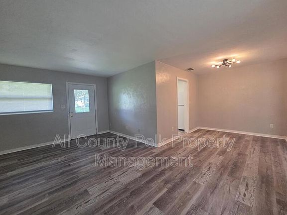 5th image of 827 Demington St