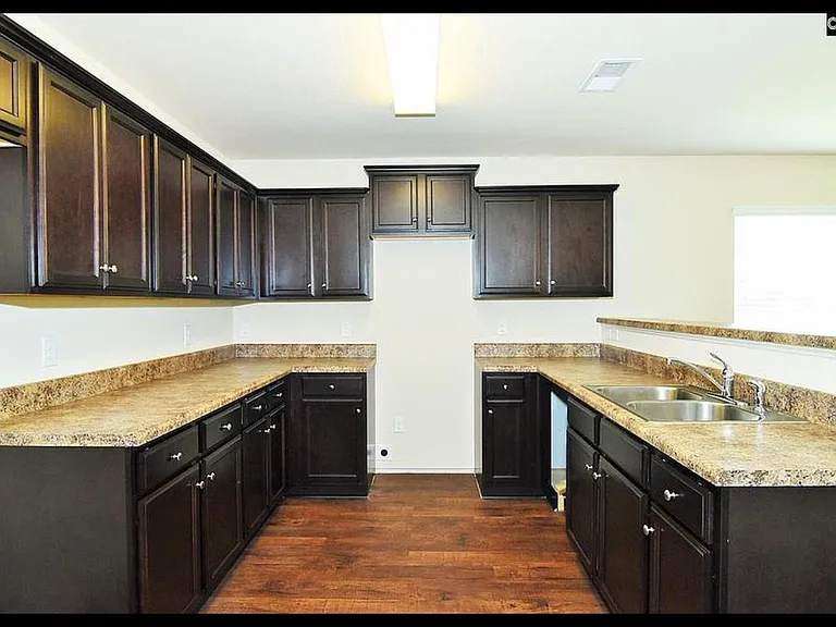 842 Chariot Way — Photo 3
