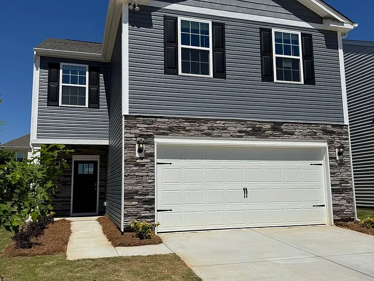 647 13th Avenue Dr NE — Photo 1