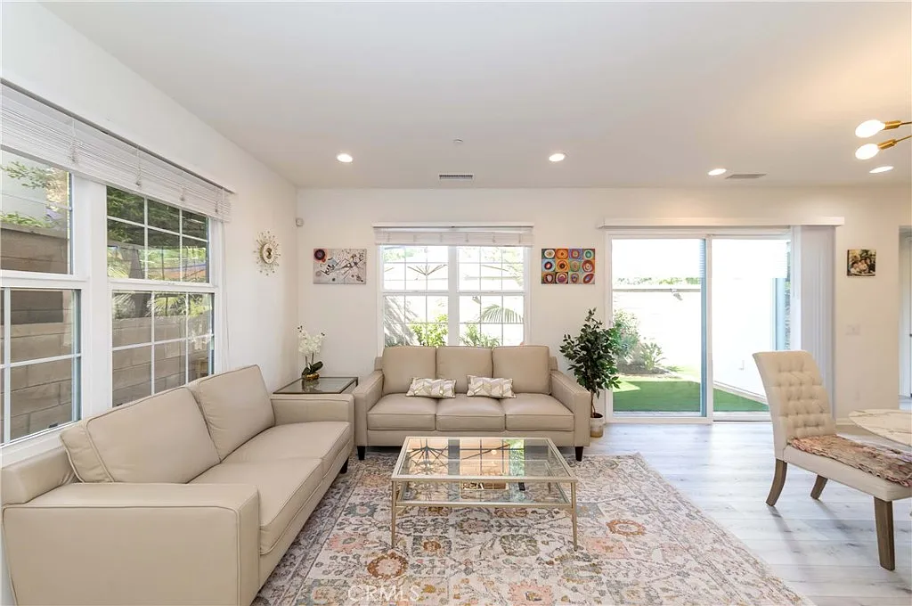 3 bed, 2.5 bath, 1626 sqft, $5,700 — Photo 3