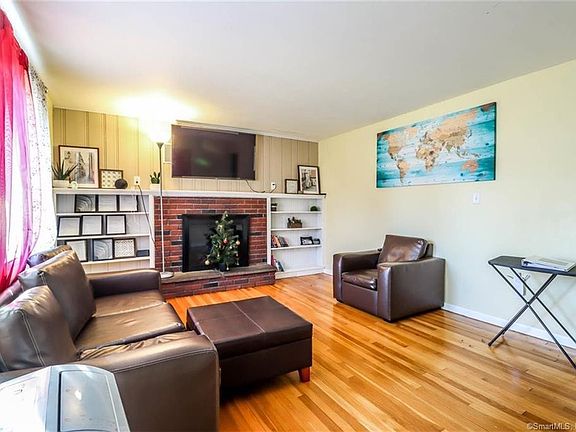 3rd image of 15 Rosemary Ln